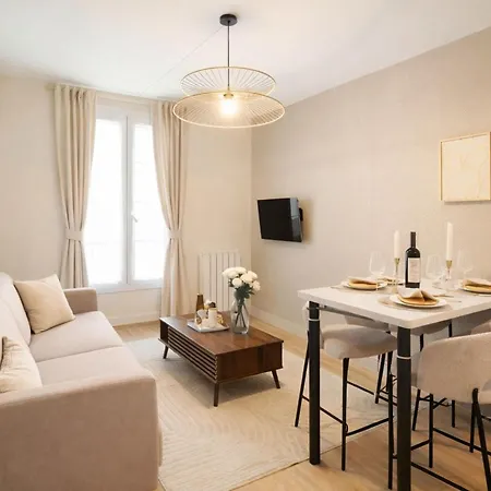 - Family For 4 * Paris