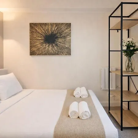 - Family For 4 * Paris